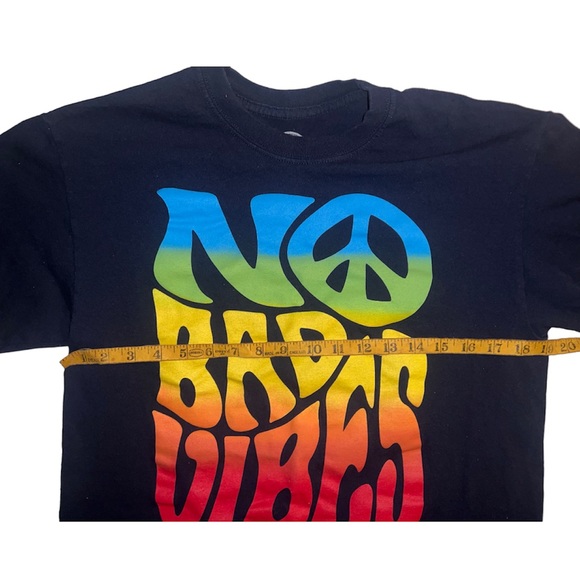 No Bad Vibes Peace Graphic T-shirt - Picture 2 of 2